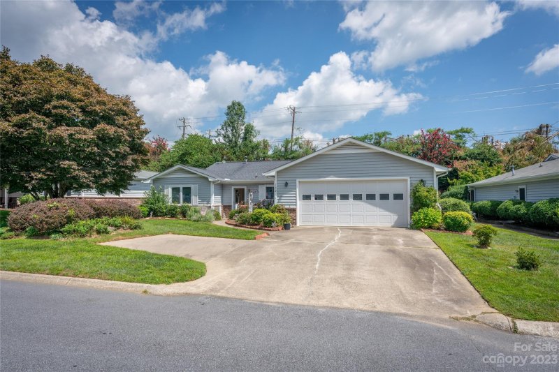 Property image 3 at 132 Derbyshire Drive, Hendersonville, NC 28792