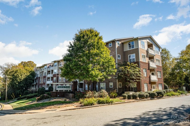 Property image 2 at 1000 E Woodlawn Road, Charlotte, NC 28209