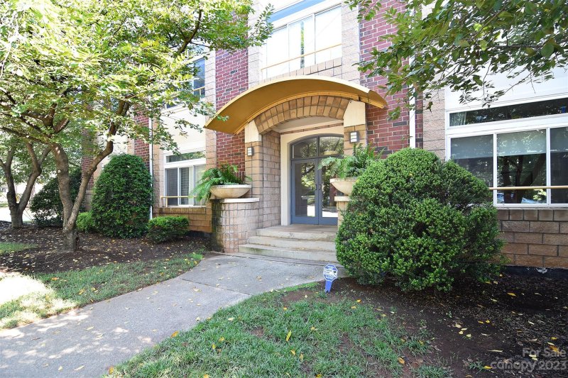 Property image 2 at 404 N Laurel Avenue, Charlotte, NC 28204