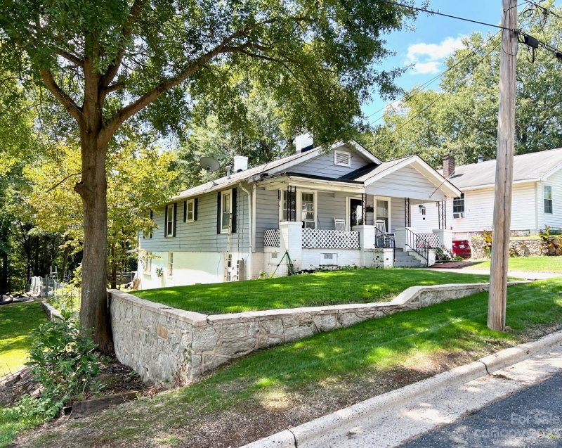 Property image 2 at 411 E Walnut Avenue, Gastonia, NC 28054