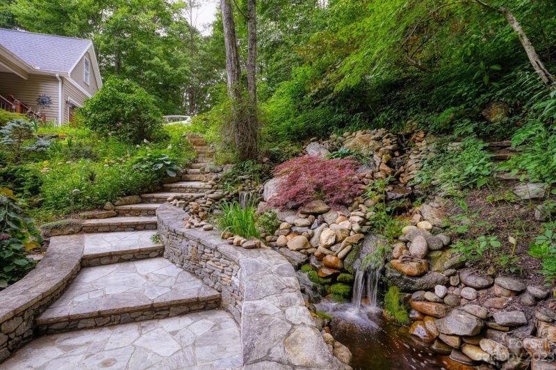 Property image 4 at 563 Betsy Ross Lane, Asheville, NC 28805