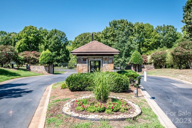 Property image 3 at 236 S Harbor Watch Drive, Statesville, NC 28677