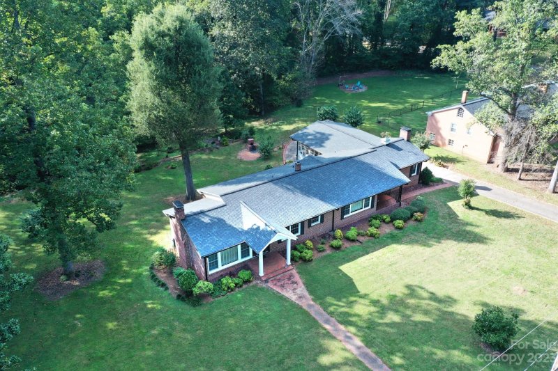 Property image 2 at 1318 Brentwood Drive, Newton, NC 28658