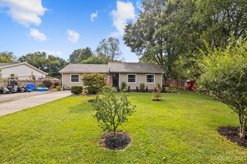 Property image 3 at 44 E Sugar Maple Drive, Hendersonville, NC 28739