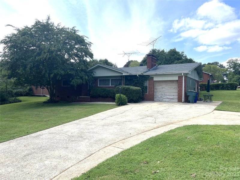 Property image 2 at 1415 9th Avenue, Conover, NC 28613