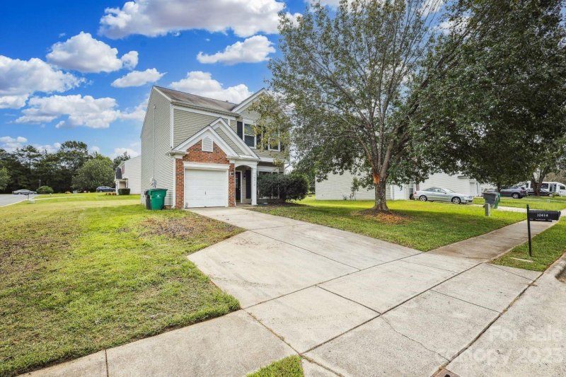 Property image 4 at 10414 Roundleaf Drive, Charlotte, NC 28213