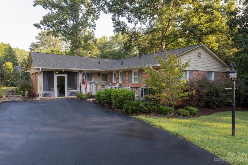 211 General Stonewall Jackson Street