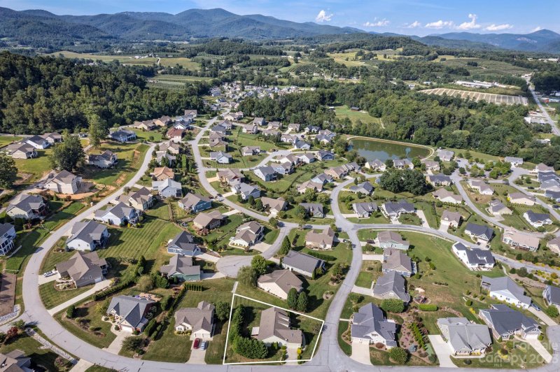 Property image 2 at 10 N Anvil Avenue, Hendersonville, NC 28792