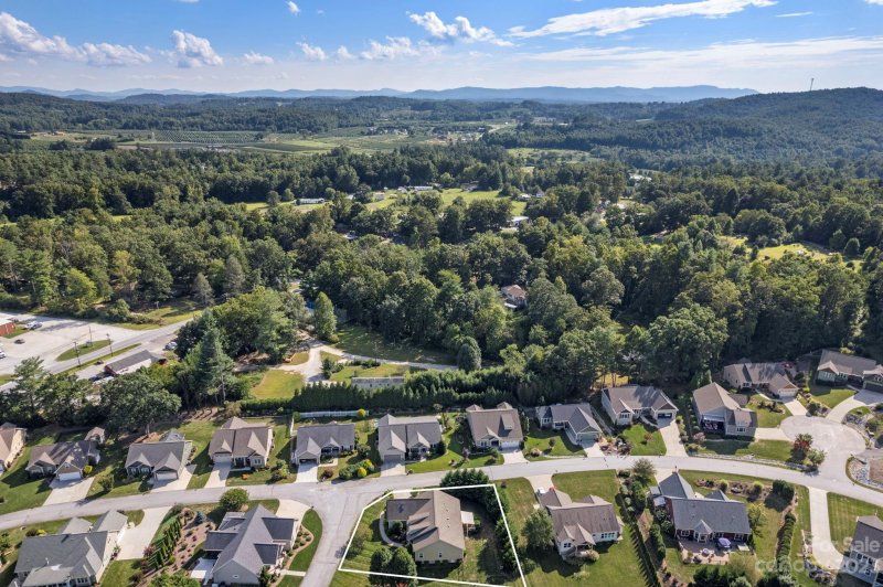 Property image 3 at 10 N Anvil Avenue, Hendersonville, NC 28792