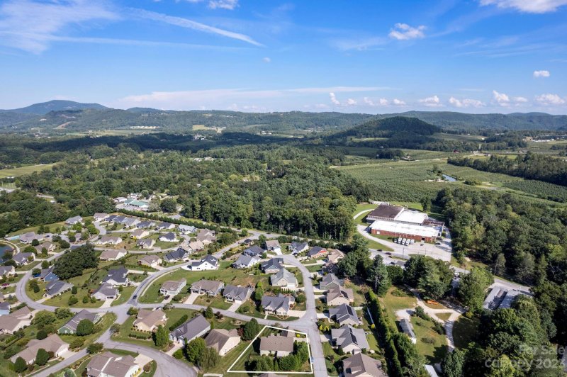 Property image 4 at 10 N Anvil Avenue, Hendersonville, NC 28792