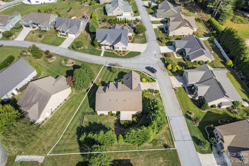 Property image 5 at 10 N Anvil Avenue, Hendersonville, NC 28792