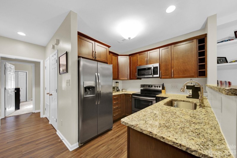 Property image 3 at 3220 Selwyn Farms Lane, Charlotte, NC 28209