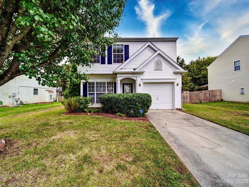 Property image 3 at 10425 Roundleaf Drive, Charlotte, NC 28213