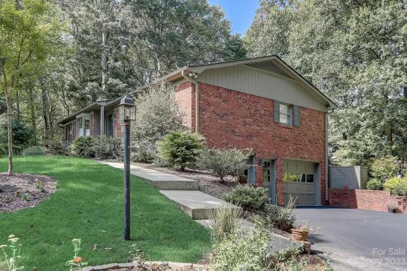 Property image 4 at 514 Starmount Lane, Hendersonville, NC 28791