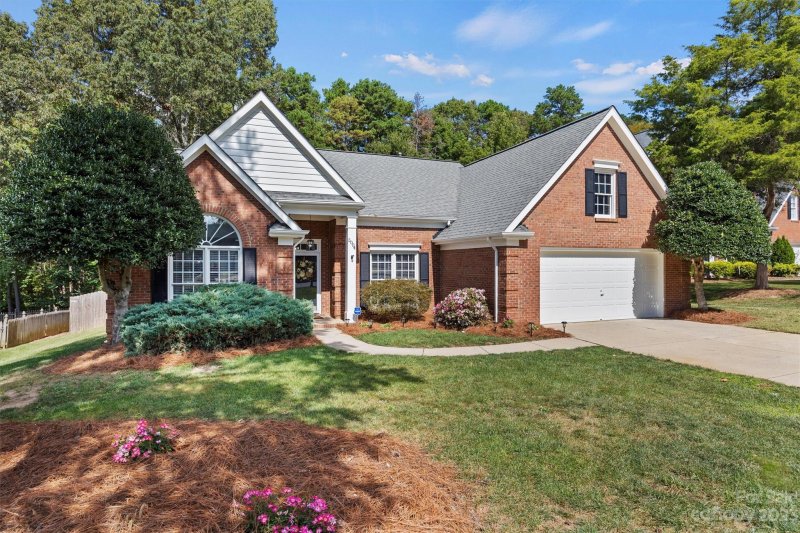 Property image 2 at 5004 Hickory Lake Lane, Matthews, NC 28105