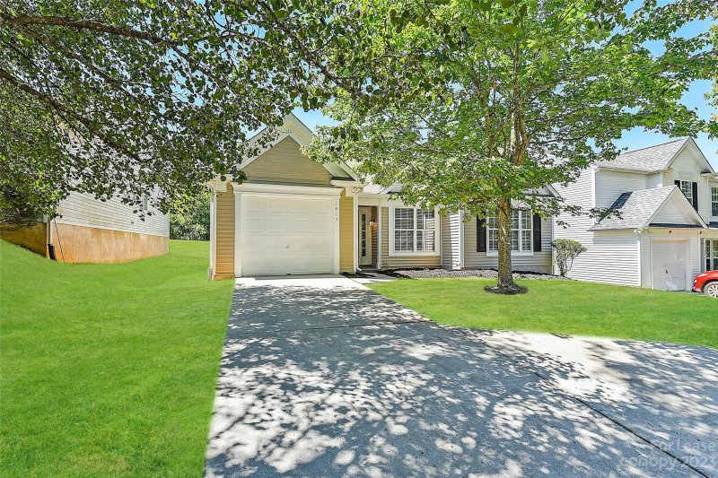 Property image 2 at 1417 Chimney Rock Court, Charlotte, NC 28262