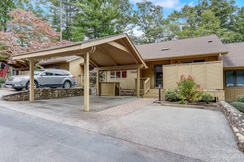 Property image 2 at 203 N Scarlet Oak Lane, Hendersonville, NC 28791