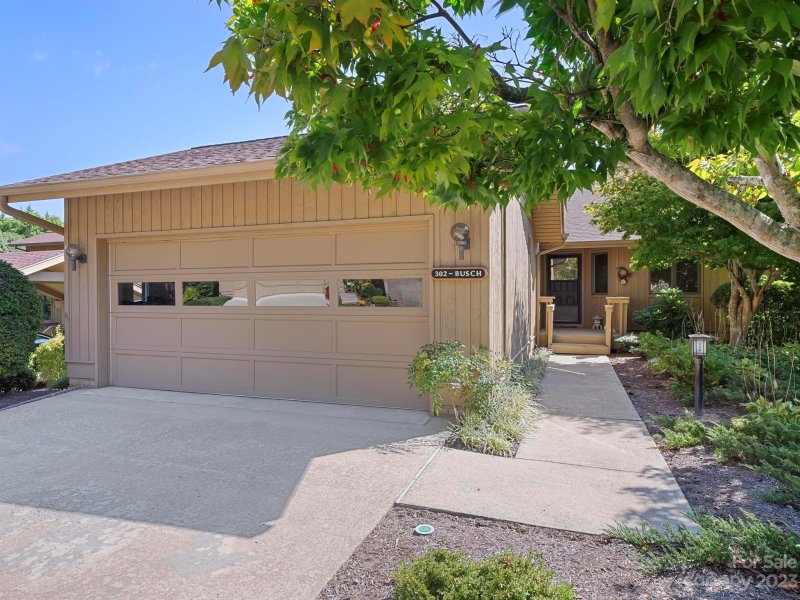 Property image 2 at 302 Red Oak Drive, Hendersonville, NC 28791