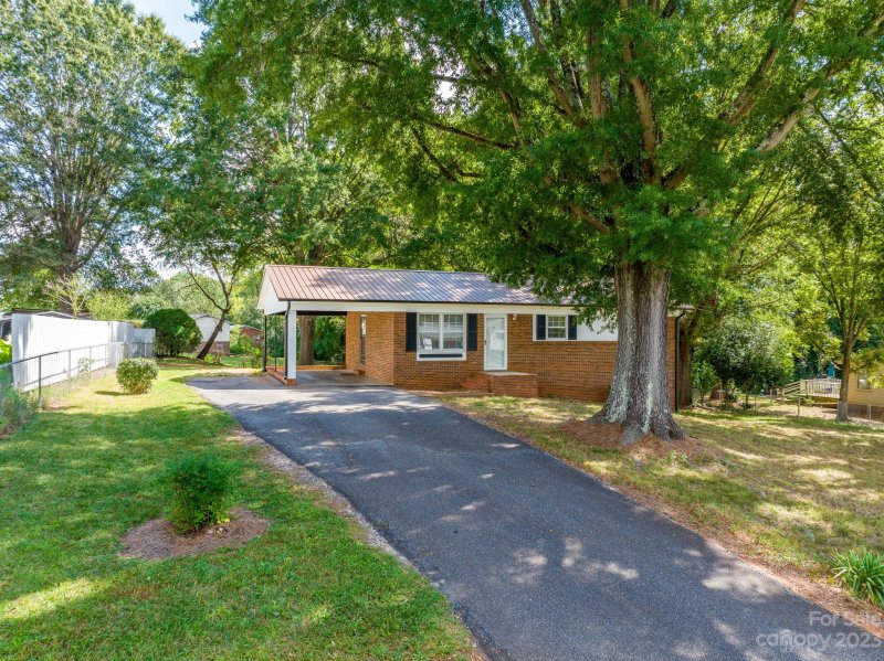 Property image 2 at 1221 Shannonbrook Drive, Newton, NC 28658