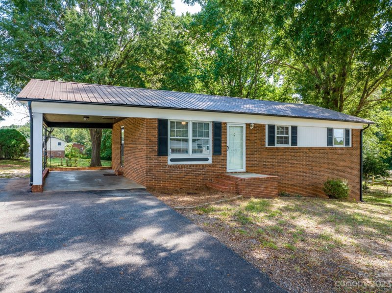 Property image 3 at 1221 Shannonbrook Drive, Newton, NC 28658