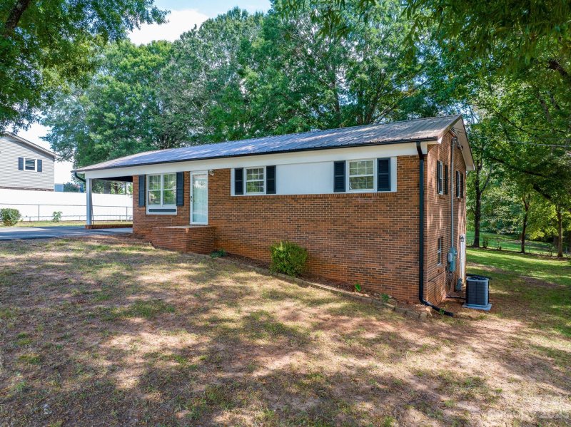 Property image 5 at 1221 Shannonbrook Drive, Newton, NC 28658