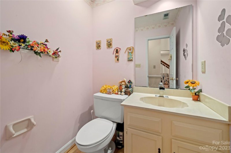 Property image 5 at 124 Whitefriars Lane, Matthews, NC 28105