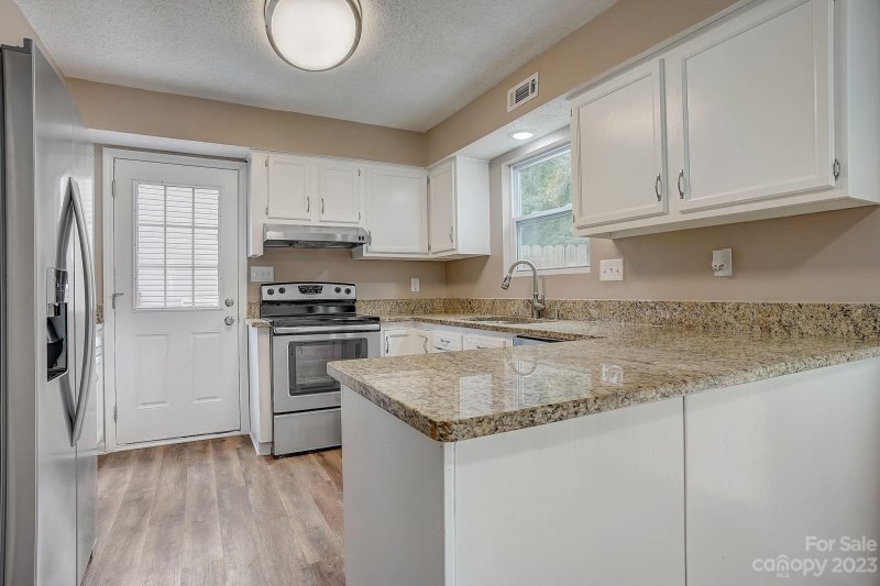 Property image 3 at 8226 Meadowdale Lane, Charlotte, NC 28227