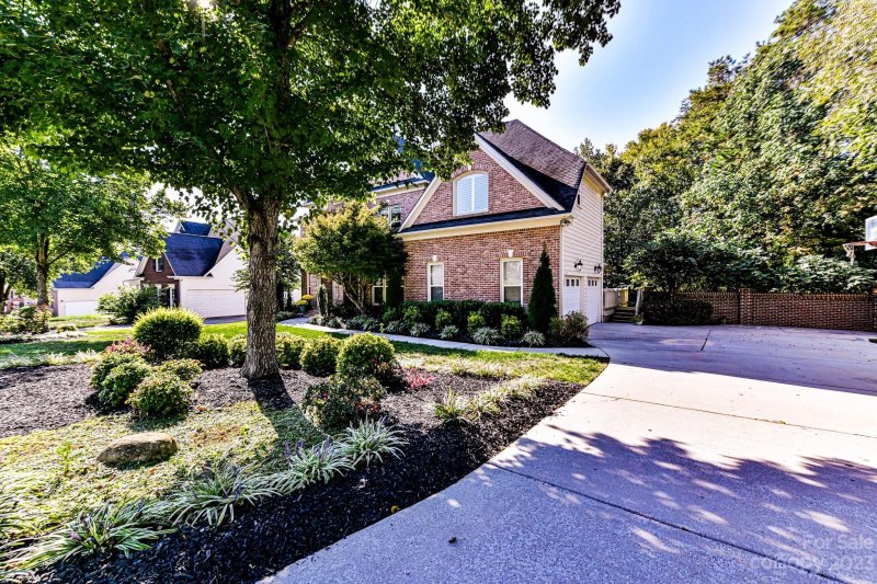 Property image 3 at 2412 Thomashire Court, Charlotte, NC 28262