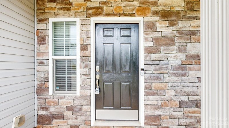 Property image 2 at 2512 Meadow Crossing Drive, Dallas, NC 28034