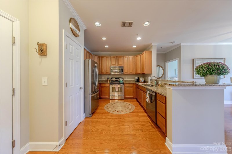 Property image 4 at 1000 E Woodlawn Road, Charlotte, NC 28209