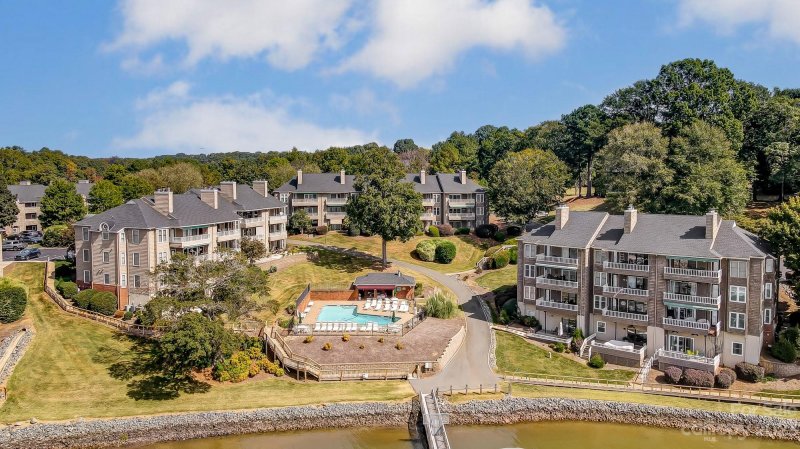 Property image 4 at 9809 Emerald Point Drive, Charlotte, NC 28278