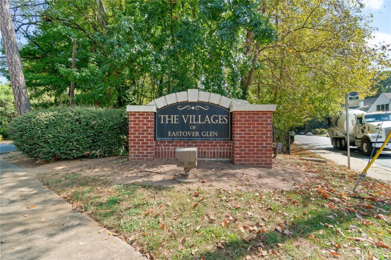 Property image 2 at 2510 Cranbrook Lane, Charlotte, NC 28207