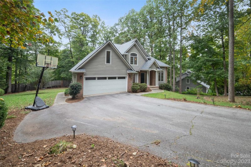 Property image 2 at 26 Weston Heights Drive, Asheville, NC 28803