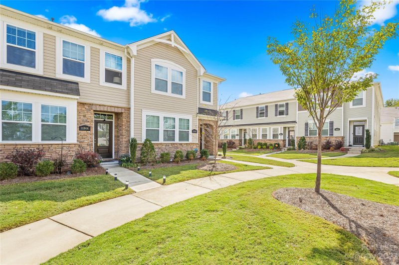 Property image 2 at 11040 Chalkbark Lane, Charlotte, NC 28262