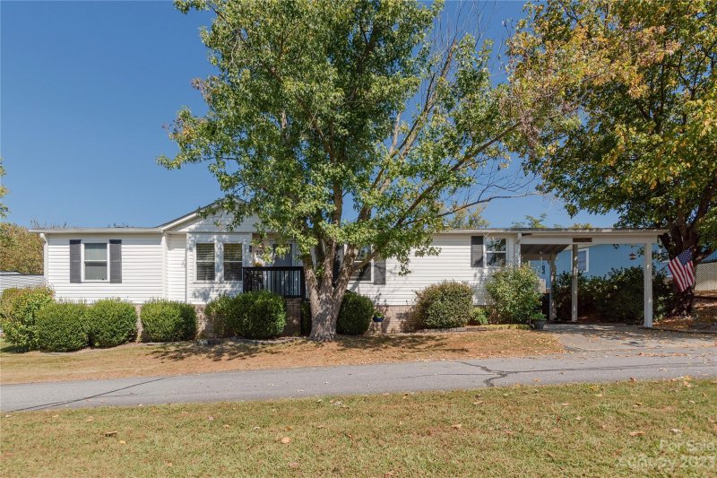 Property image 2 at 203 Cranbrook Circle, Hendersonville, NC 28792