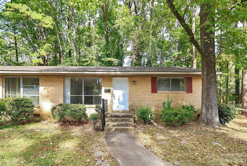 5017 Lakecrest Drive