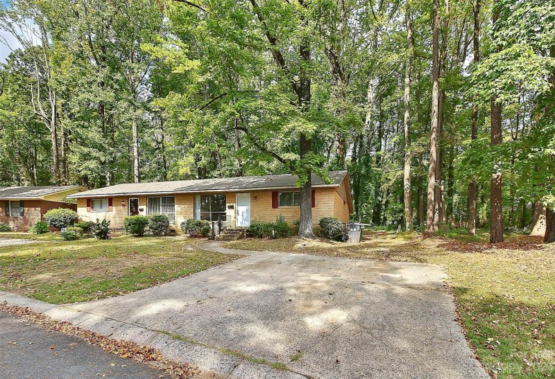 Property image 4 at 5017 Lakecrest Drive, Charlotte, NC 28215