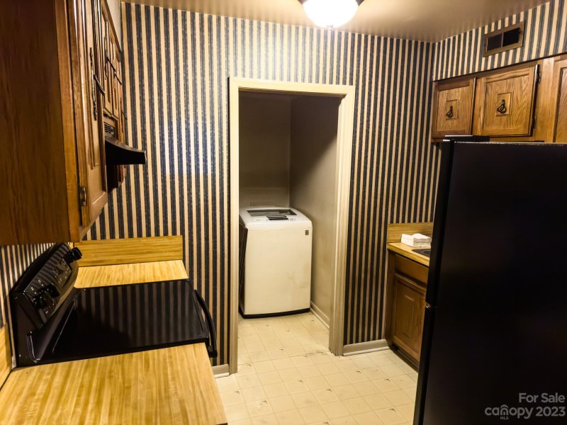 Property image 4 at 1635 Merry Oaks Road, Charlotte, NC 28205