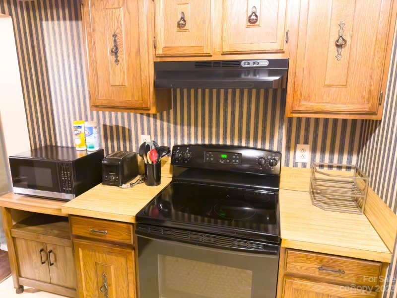 Property image 5 at 1635 Merry Oaks Road, Charlotte, NC 28205