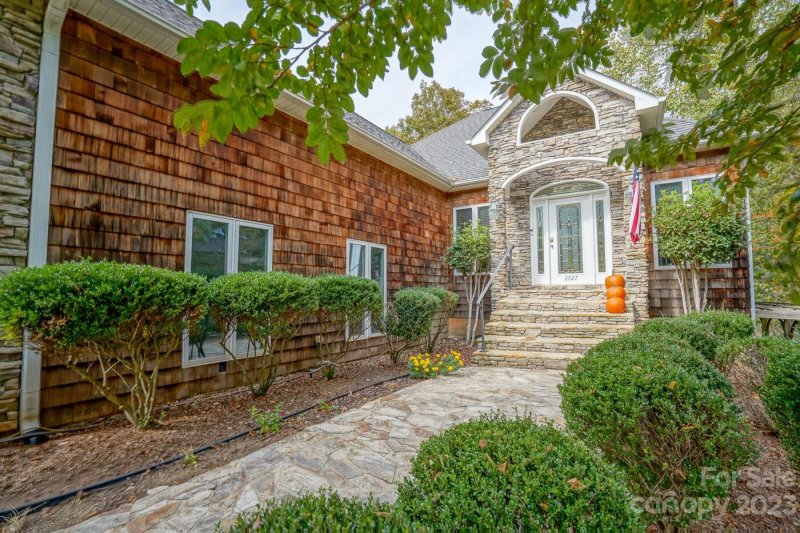 Property image 2 at 2727 Mt Isle Harbor Drive, Charlotte, NC 28214