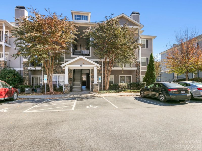 900 Vista Lake Drive