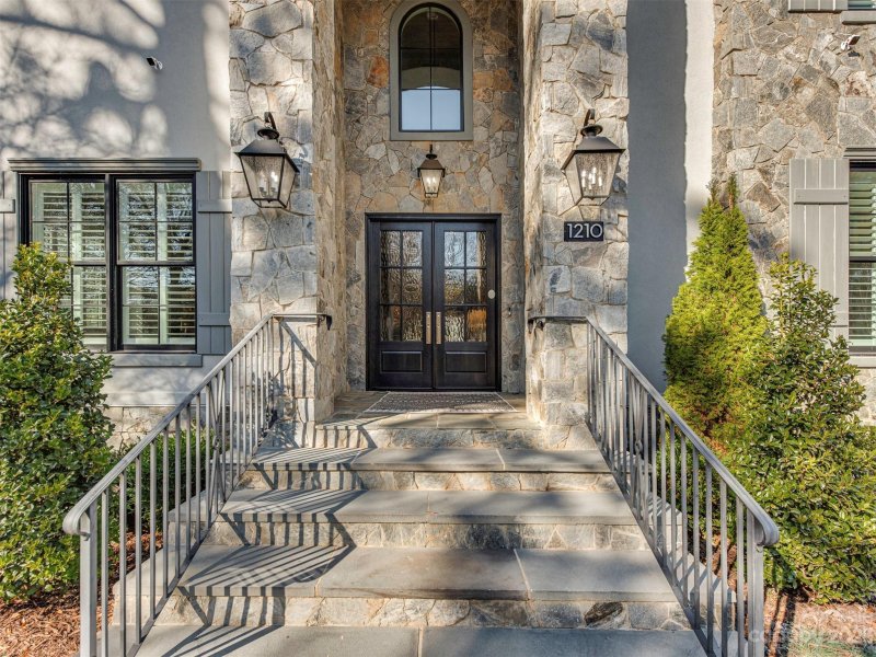 Property image 2 at 1210 Cedar Lane, Charlotte, NC 28226