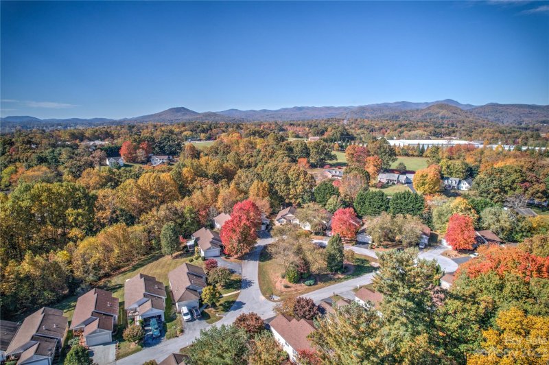 Property image 3 at 302 Creeks End Circle, Mills River, NC 28759