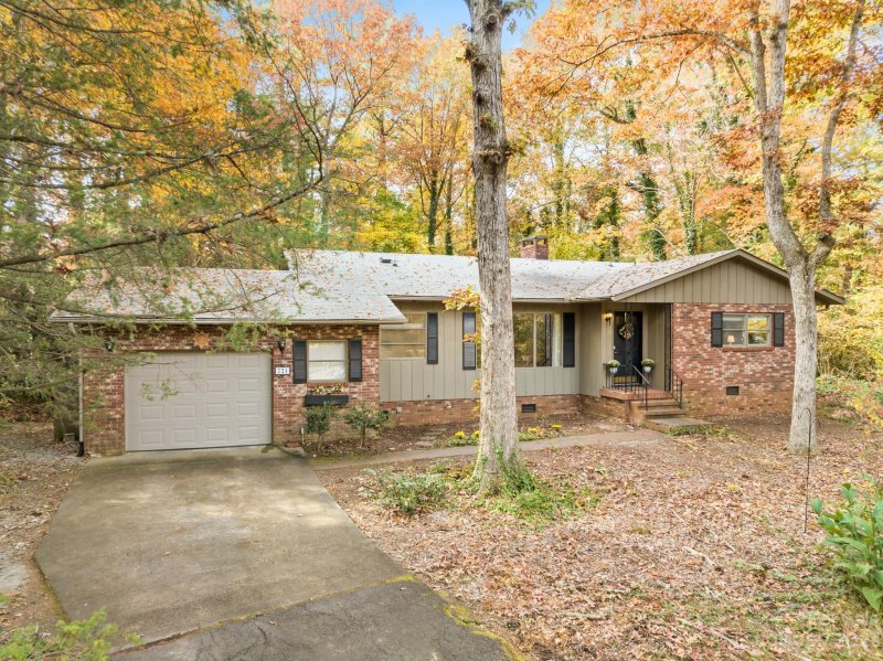 721 Heatherwood Drive