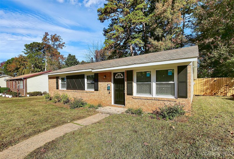 Property image 2 at 4334 Pebblebrook Drive, Charlotte, NC 28208