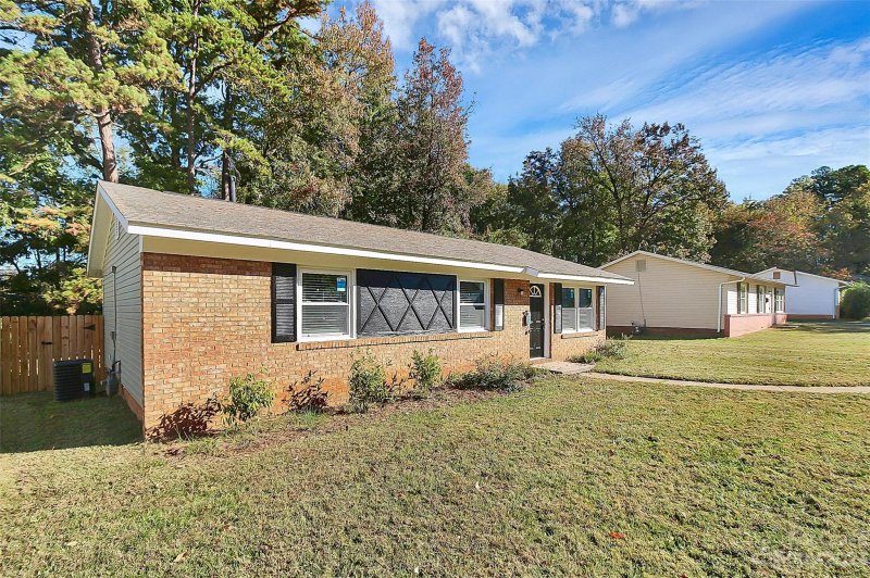 Property image 3 at 4334 Pebblebrook Drive, Charlotte, NC 28208