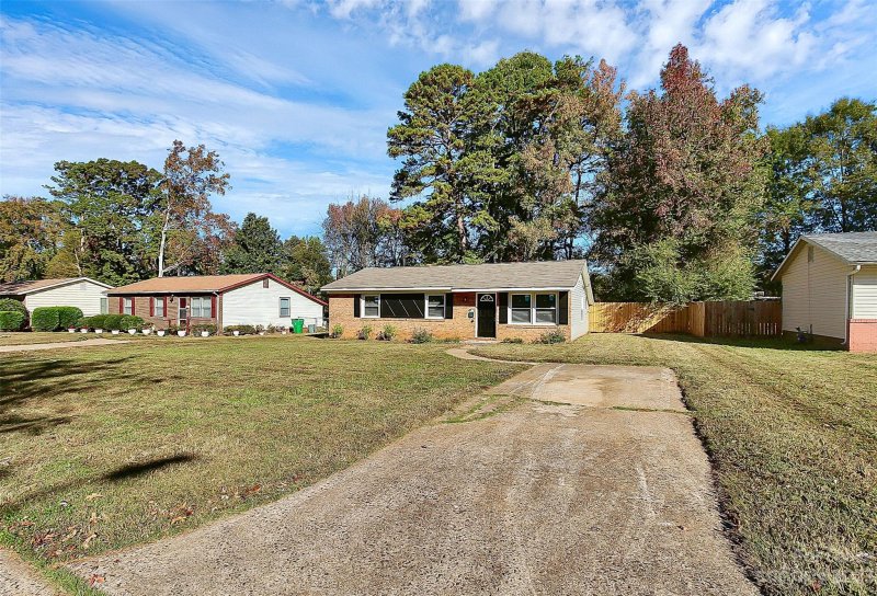 Property image 4 at 4334 Pebblebrook Drive, Charlotte, NC 28208