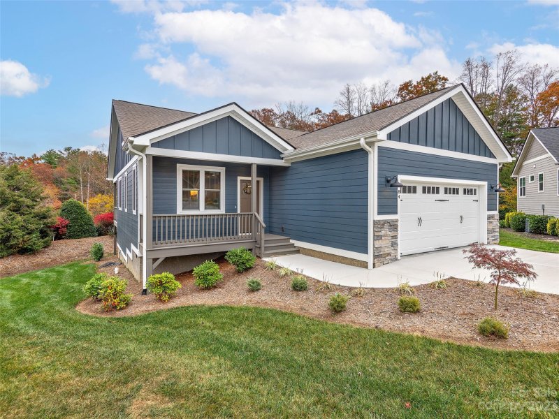 Property image 2 at 84 S Anvil Avenue, Hendersonville, NC 28792