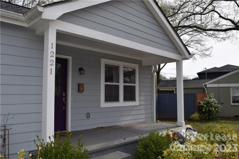 Property image 2 at 1221 Meadow Lane, Charlotte, NC 28205