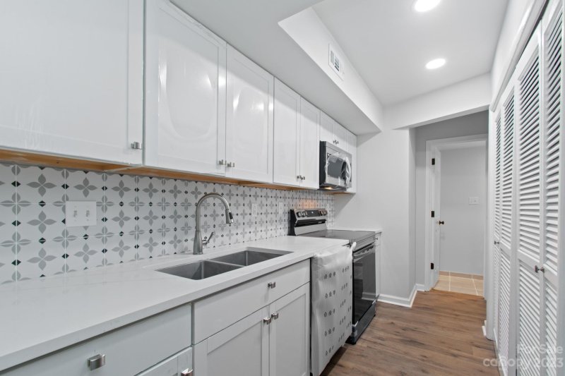 Property image 5 at 7117 Stonington Lane, Charlotte, NC 28227